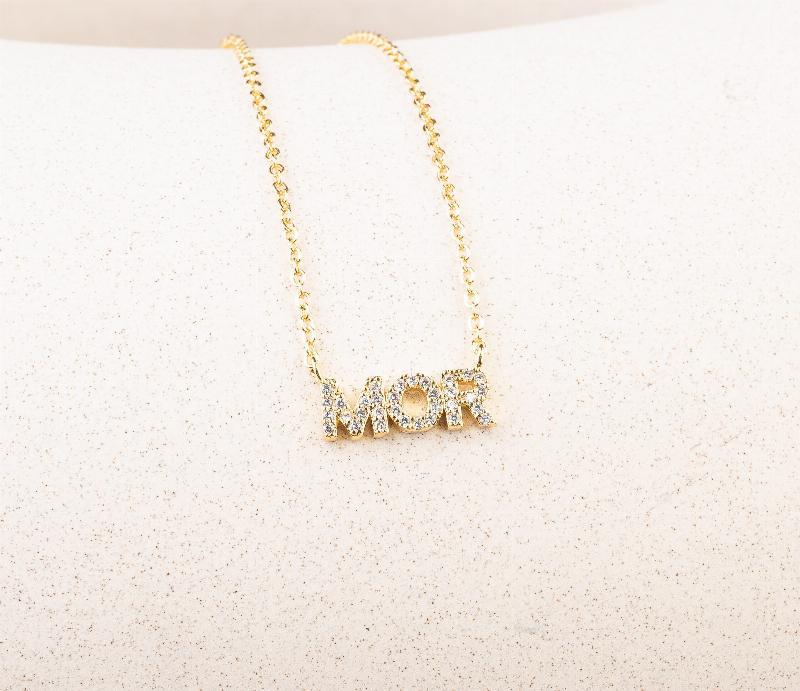 Guldbelagt halskæde med sten til mor