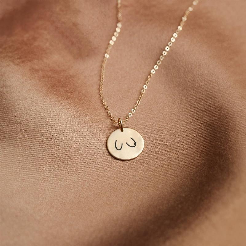 "Quotøst-vestquot Brysthalskæde"