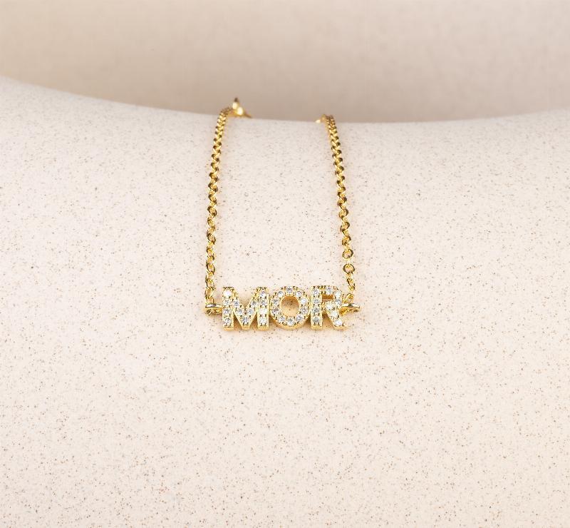 Forgyldt armbånd med mor-tema og sten