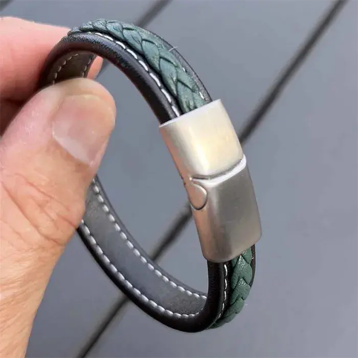 Stort Grøn Læderarmbånd med Skinnende Stållås