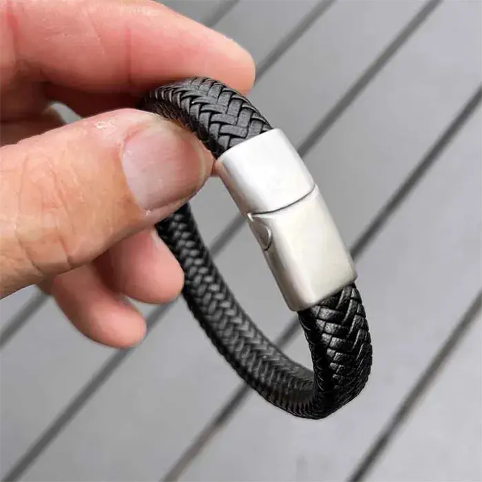 Sort Mikrofiber Læderarmbånd med Mat Stållås