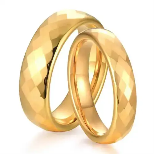 Erato Forlovelses- og Vielsesring i Forgyldt Tungsten