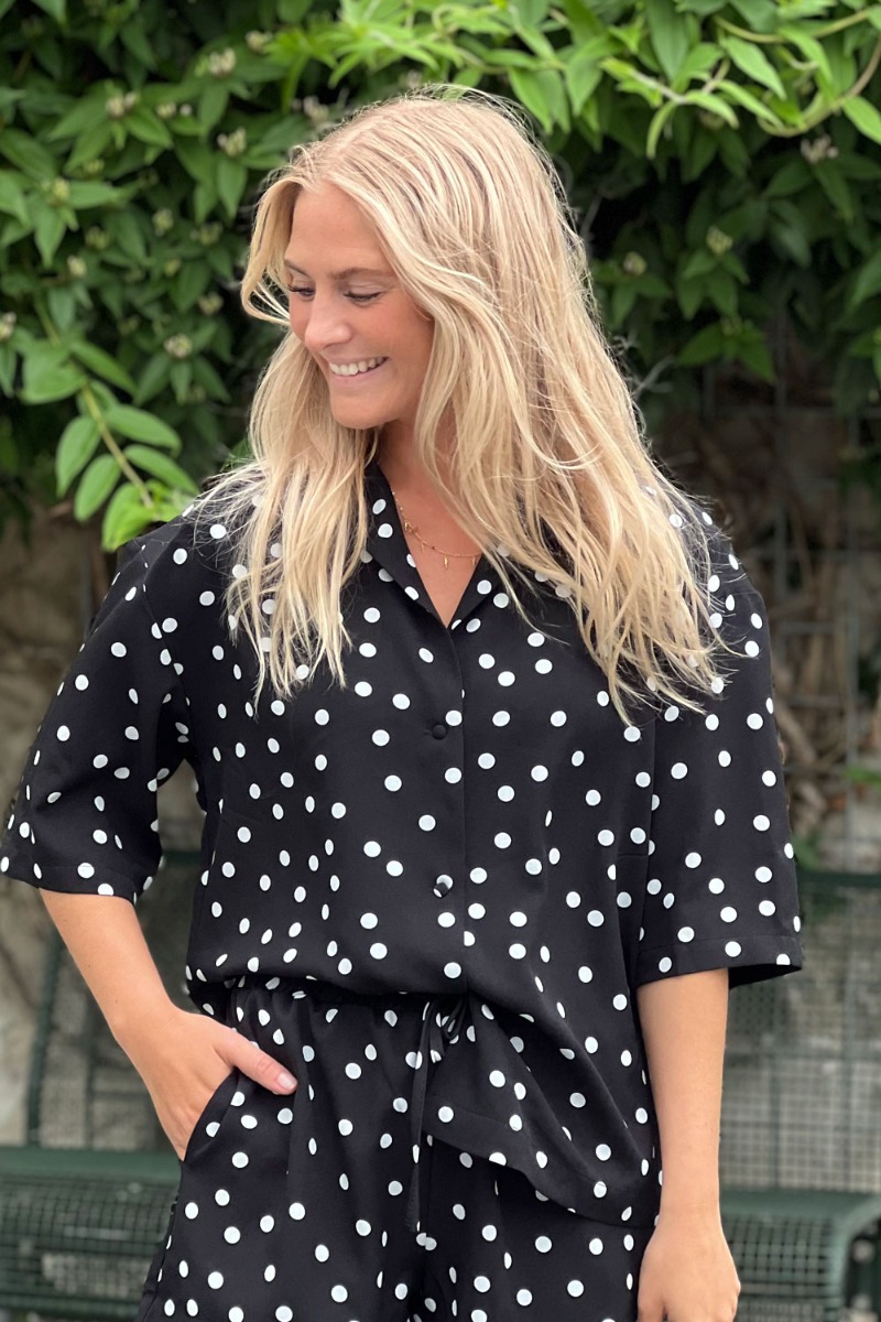 Loved By Lykke - Bluse - Ly Smilla Ss Shirt - Black Wwhite Dots
