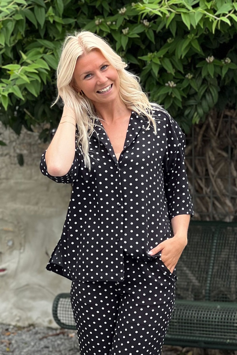 Loved By Lykke - Bluse - Ly Smilla Ss Shirt - Black Wsmall White Dots