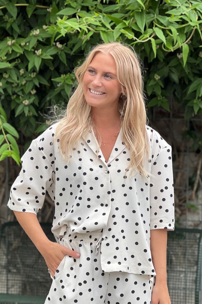 Loved By Lykke - Bluse - Ly Smilla Ss Shirt - Cr?me Wblack Dots