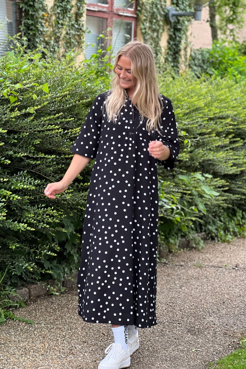 Loved By Lykke - Kjole - Ly Smilla Ss Dress - Black Wwhite Dots
