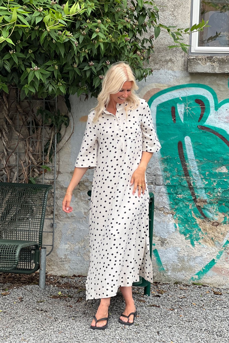 Loved By Lykke - Kjole - Ly Smilla Ss Dress - Cr?me Wblack Dots