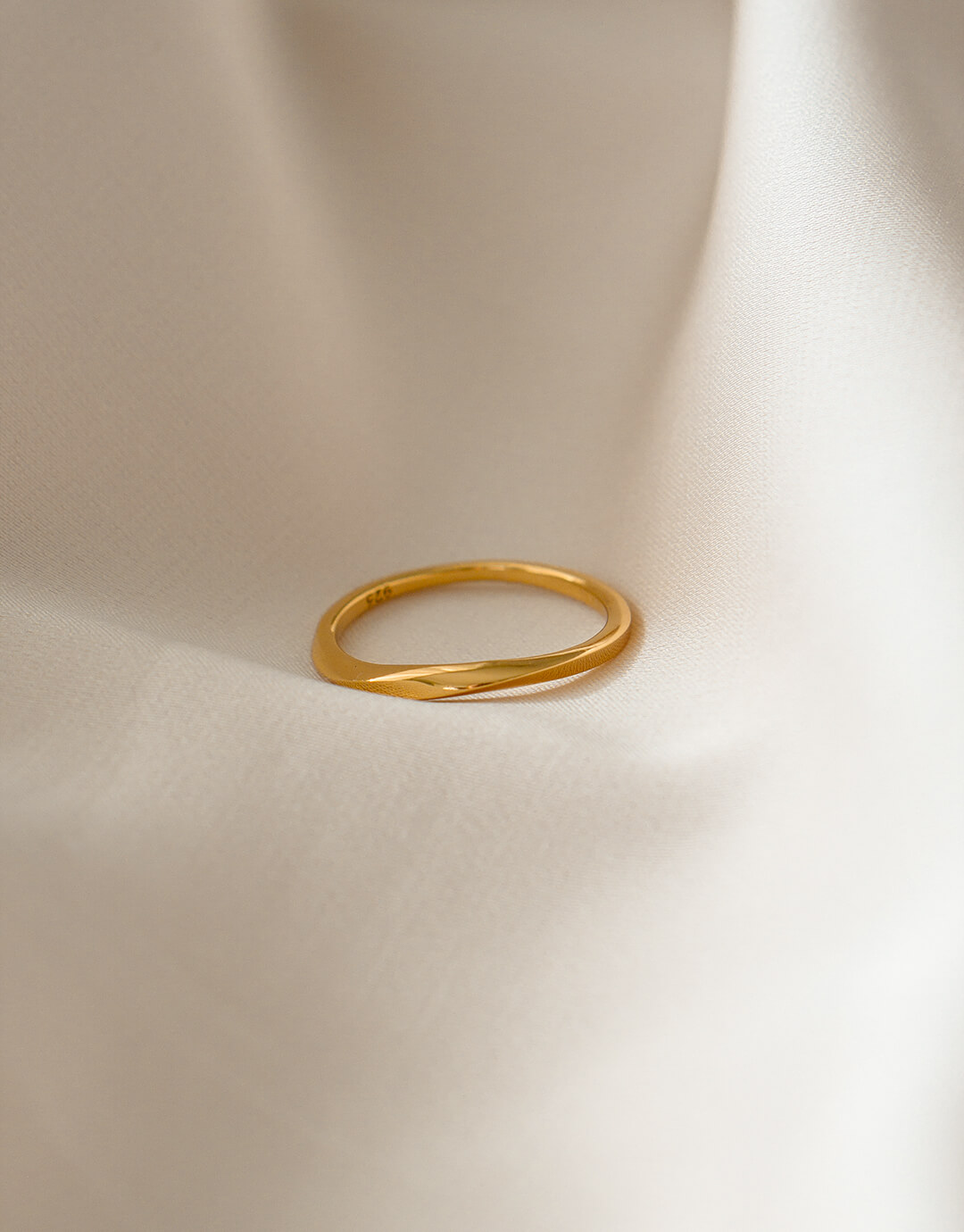 Luna - Guld Ring fra Jewel Box til fantastiske priser!