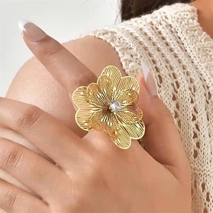 Golden Bloom – Justerbar Blomsterring med CZ Sten
