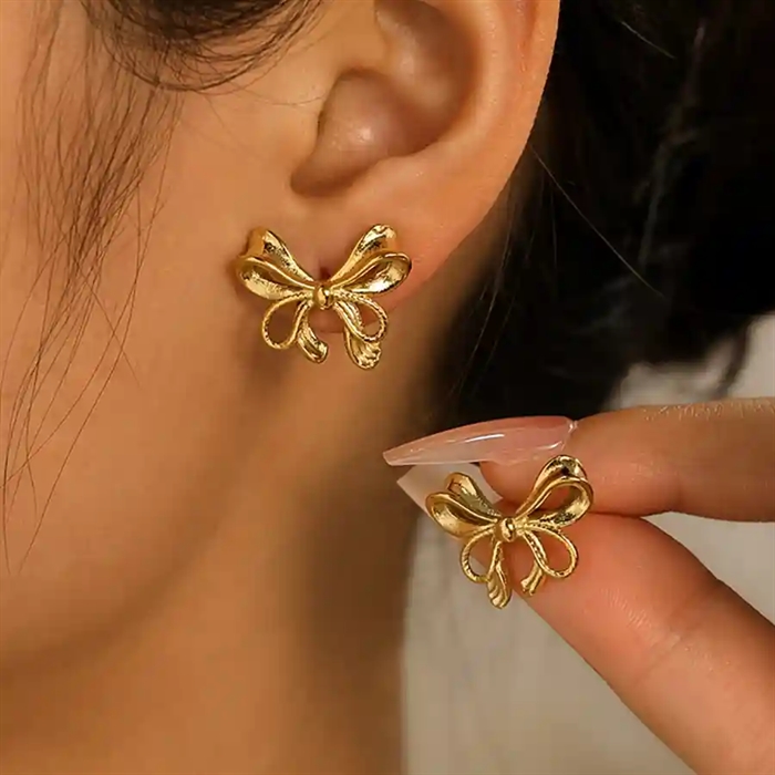 Forgyldt ørering med sløjfe - Elegant og feminin detalje